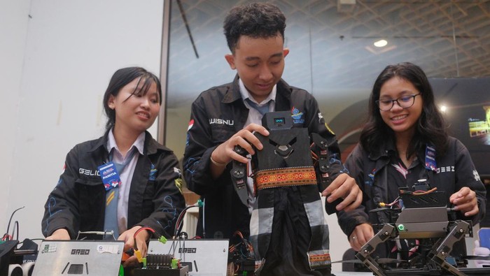 Siswa SMK mempersiapkan robot penyambut tamu khas Bali saat pameran teknologi kreatif pada Bali InnoTech 2026 di Gedung Dharma Negara Alaya, Denpasar, Bali, Senin (25/5/2026). Kegiatan yang digelar pada 25-26 Mei 2026 tersebut menampilkan puluhan robot kreatif serta permainan digital karya siswa SMK dan mahasiswa di Bali untuk memperkenalkan perkembangan inovasi teknologi kepada generasi muda dan masyarakat. ANTARA FOTO/Nyoman Hendra Wibowo/nz