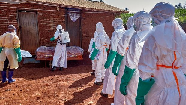 Para pekerja Palang Merah yang mengenakan alat pelindung diri (APD) mendisinfeksi rumah seorang pria tak dikenal yang meninggal karena Ebola sebelum mengambil jenazahnya, sementara lembaga-lembaga bantuan meningkatkan upaya untuk menahan wabah Ebola baru yang melibatkan strain Bundibugyo, di Quartier Shuni 1, sebuah sektor perumahan di Mongbwalu, Wilayah Djugu, Provinsi Ituri, Republik Demokratik Kongo, 24 Mei 2026. Para pekerja Palang Merah yang mengenakan alat pelindung diri (APD) mendisinfeksi rumah seorang pria tak dikenal yang meninggal karena Ebola sebelum mengambil jenazahnya, sementara lembaga-lembaga bantuan meningkatkan upaya untuk menahan wabah Ebola baru yang melibatkan strain Bundibugyo, di Quartier Shuni 1, sebuah sektor perumahan di Mongbwalu, Wilayah Djugu, Provinsi Ituri, Republik Demokratik Kongo, 24 Mei 2026. (REUTERS/Gradel Muyisa Mumbere)