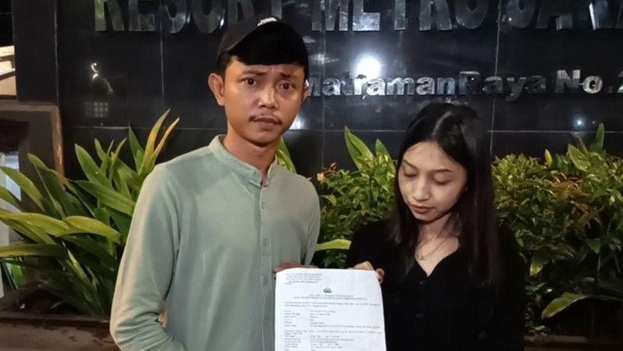 Pasangan calon pengantin Aldi (32) dan Feny (32) yang menjadi korban dugaan penipuan penyelenggara pernikahan atau wedding organizer (WO) yang berkantor di kawasan Jakarta Timur, membuat laporan ke Polres Metro Jakarta Timur, Minggu (24/5/2026) malam