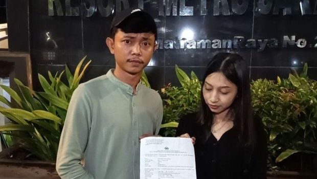 Pasangan calon pengantin Aldi (32) dan Feny (32) yang menjadi korban dugaan penipuan penyelenggara pernikahan atau wedding organizer (WO) yang berkantor di kawasan Jakarta Timur, membuat laporan ke Polres Metro Jakarta Timur, Minggu (24/5/2026) malam. (ANTARA/Siti Nurhaliza).