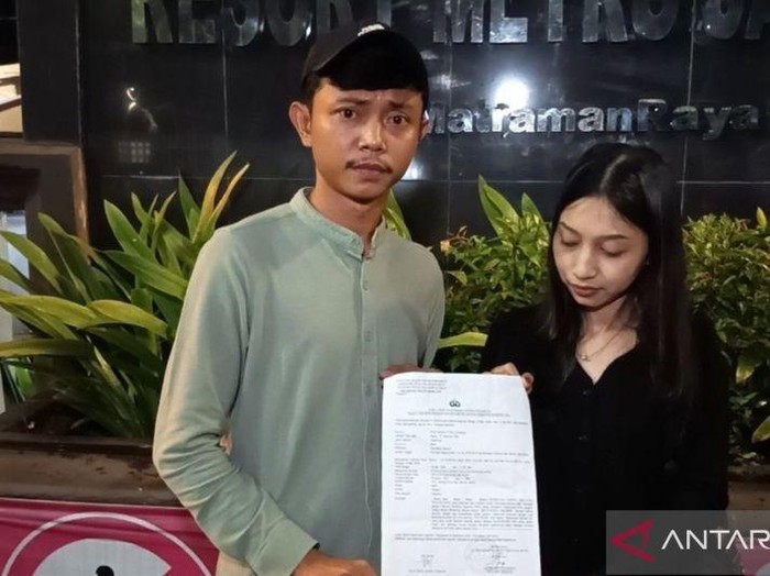 Suasana pernikahan sepi di Islamic Center Bekasi setelah pengantin ditipu WO. Acara tak sesuai rencana tanpa dekorasi dan katering akibat pihak vendor kabur.