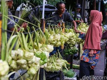 Pedagang Musiman Kulit Ketupat Ramaikan Pasar Pondok Labu