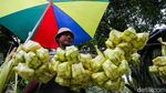 Pedagang Musiman Kulit Ketupat Ramaikan Pasar Pondok Labu