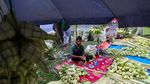 Pedagang Musiman Kulit Ketupat Ramaikan Pasar Pondok Labu