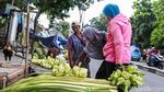 Pedagang Musiman Kulit Ketupat Ramaikan Pasar Pondok Labu