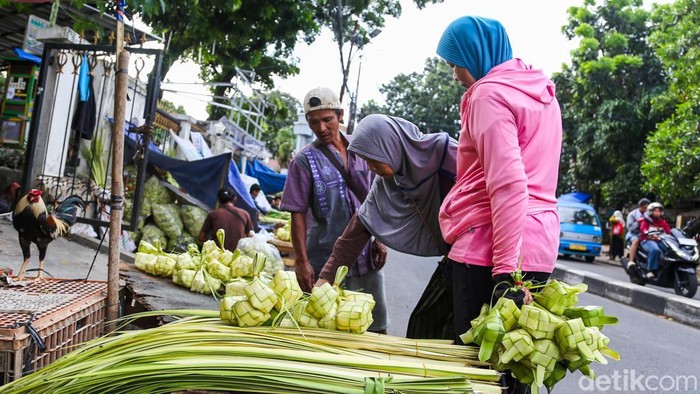 Pembeli memilih kulit ketupat di Pasar Pondok Labu, Jakarta, Senin (25/5/2026).