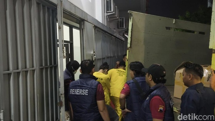 Pelaku penipuan online internasional, saat digiring keluar dari kantor PT Digi Global Konsultan di Desa Kwarasan, Kecamatan Grogol, Kabupaten Sukoharjo, Senin (25/5/2026).