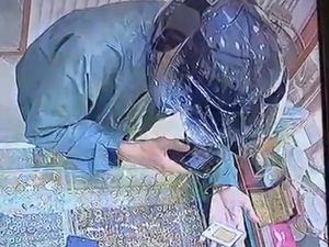 Momen Pria Pakai Helm Larikan Emas 150 Gram dari Toko di Medan