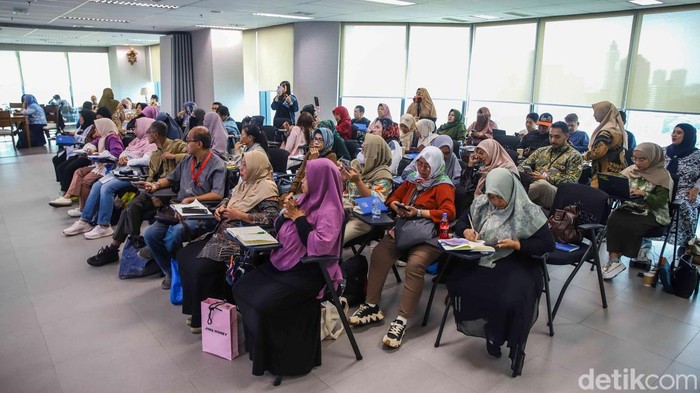 Pemateri memberikan materi tentang Penguatan Kapasitas UMKM Dengan Akselerasi Keuangan Digital, di Jakarta, Senin (25/5/2026).