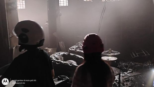 Pemadaman gudang penyimpanan minuman keras di Borsumy Bar & Lounge yang terbakar di Kota Lama Semarang, Senin (25/5/2026). Pemadaman gudang penyimpanan minuman keras di Borsumy Bar & Lounge yang terbakar di Kota Lama Semarang, Senin (25/5/2026).