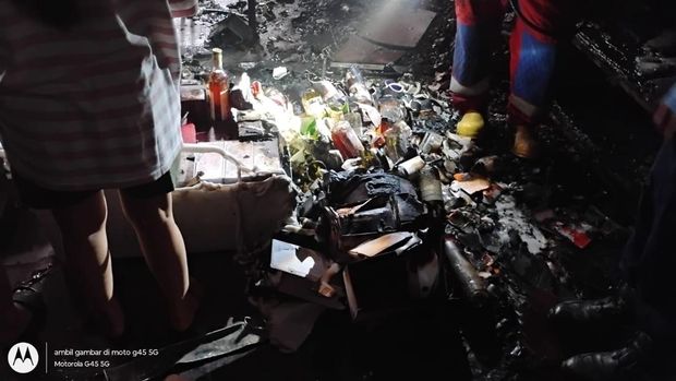 Pemadaman gudang penyimpanan minuman keras di Borsumy Bar & Lounge yang terbakar di Kota Lama Semarang, Senin (25/5/2026). Pemadaman gudang penyimpanan minuman keras di Borsumy Bar & Lounge yang terbakar di Kota Lama Semarang, Senin (25/5/2026).