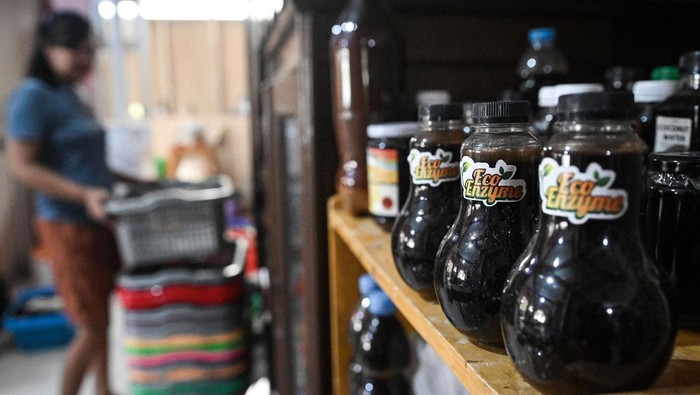 Pekerja membawa pakaian kotor di dekat galon produksi ekoenzim di tempat jasa cuci pakaian Binatu Koe, Pondok Aren, Tangerang Selatan, Banten, Senin (25/5/2026). Pemilik usaha binatu Anantasari, memproduksi cairan ekoenzim dari limbah buah-buahan untuk menggantikan penggunaan sabun detergen agar usaha binatu miliknya tidak mencemari lingkungan sekaligus menekan biaya belanja sabun hingga 50 persen. ANTARA FOTO/Sulthony Hasanuddin/nz