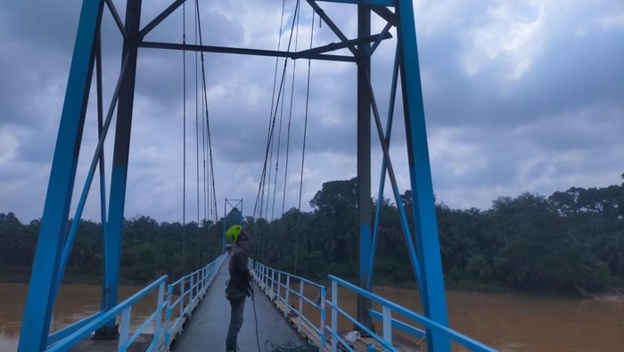 Pembangunan jembatan di Desa Pintu Gobang Kari, Kuansing telah selesai direnovasi. Pemasangan pelat baja--yang sebelumnya terbuat dari kayu--membuat struktur jembatan lebih kokoh.