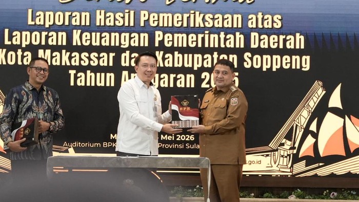 Pemkot Makassar meraih opini WTP yang diterima oleh Wali Kota Makassar, Munafri Arifuddin dari Kepala BPK Sulsel, Winner Franky Halomoan Manalu.