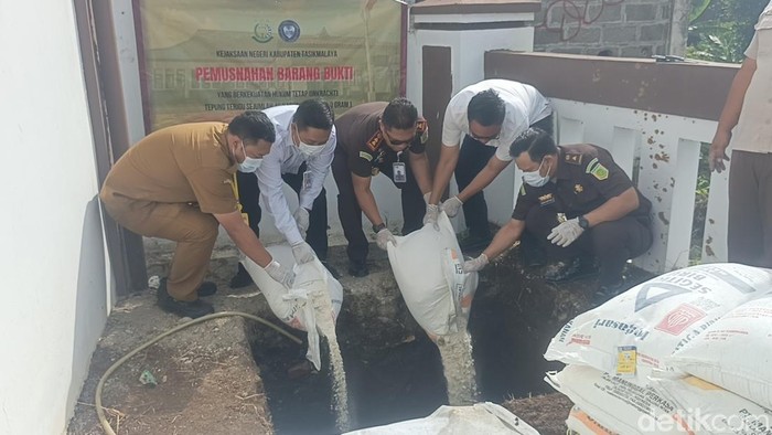 Pemusnahan terigu ilegal di Tasikmalaya
