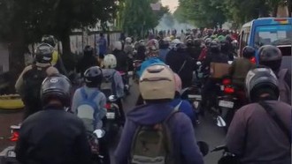 Cerita Pemotor Ramai-ramai Terobos Massa Tawuran Dekat Stasiun Klender