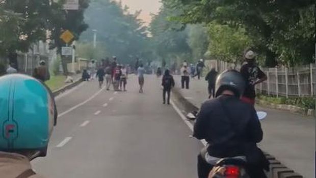 Penampakan massa tawuran antrean kendaraan terdampak massa tawuran di dekat Stasiun Klender