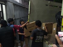 Polisi Angkut Ratusan Barang Usai 9 Jam Geledah Markas Scammer di Solo Baru