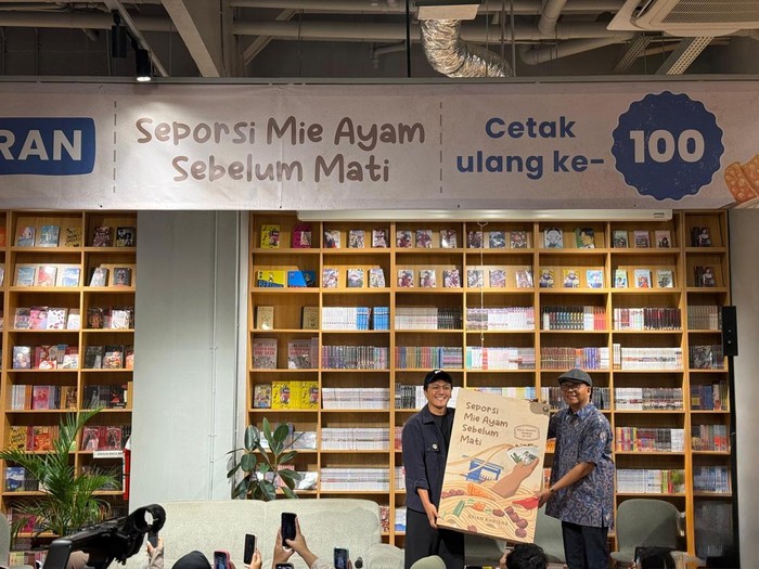 Penulis Brian Khrisna merayakan syukuran cetakan ke-100 novel Seporsi Mie Ayam Sebelum Mati.