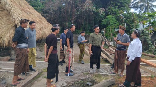 Perwakilan BPK Wilayah XV NTB bersama Disbud NTB mengecek kebutuhan pembangunan rumah adat Bayan, Lombok Utara. (Dok. Disbud NTB)