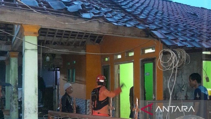 Petugas BPBD melakukan penanganan rumah rusak akibat diterjang angin kencang di Desa Tamansari, Kecamatan Rumpin, Kabupaten Bogor, Jawa Barat, Minggu (24/5/2026). ANTARA/HO-BPBD Kabupaten Bogor