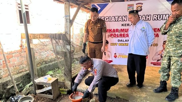 Polda Sumsel melakukan bedah rumah dan pembagian bantuan sosial untuk masyarakat di Kabupaten Musi Rawas Utara (Muratara).