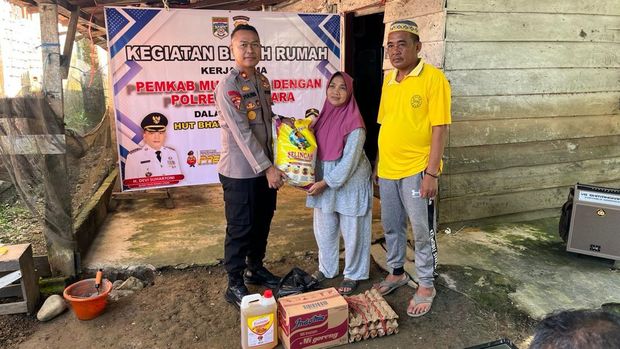 Polda Sumsel melakukan bedah rumah dan pembagian bantuan sosial untuk masyarakat di Kabupaten Musi Rawas Utara (Muratara).