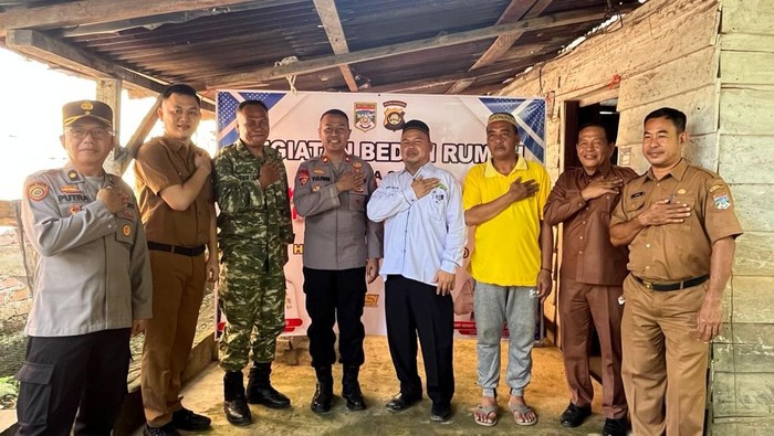 Polda Sumsel melakukan bedah rumah dan pembagian bantuan sosial untuk masyarakat di Kabupaten Musi Rawas Utara (Muratara).