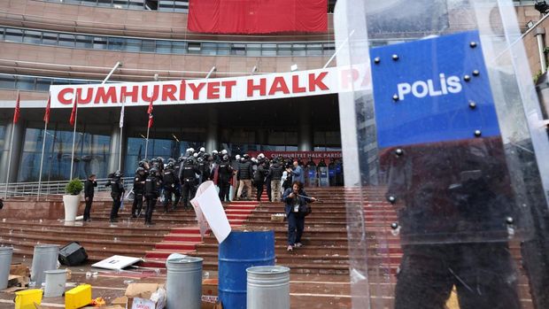Polisi anti huru hara Turki menembakkan gas air mata dan menerobos barikade untuk memasuki markas besar Partai Rakyat Republik (CHP), Minggu (24/5/2026) Polisi anti huru hara Turki menembakkan gas air mata dan menerobos barikade untuk memasuki markas besar Partai Rakyat Republik (CHP), Minggu (24/5/2026). (REUTERS/Efekan Akyuz)