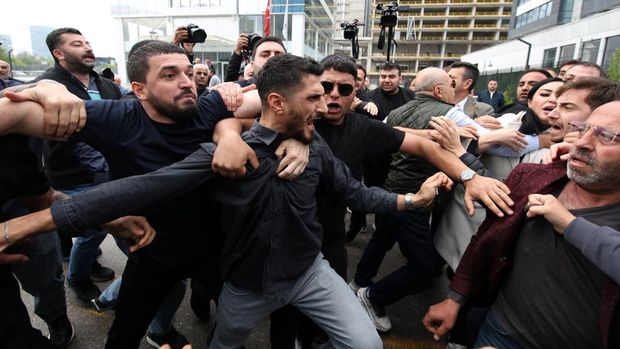 Polisi anti huru hara Turki menembakkan gas air mata dan menerobos barikade untuk memasuki markas besar Partai Rakyat Republik (CHP), Minggu (24/5/2026) Polisi anti huru hara Turki menembakkan gas air mata dan menerobos barikade untuk memasuki markas besar Partai Rakyat Republik (CHP), Minggu (24/5/2026). (REUTERS/Efekan Akyuz)