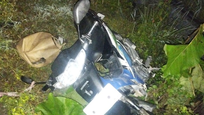 Polisi Lamongan gerak cepat melacak pemilik motor yang tergeletak di tepi jalan diduga ditinggalkan oleh pencuri.