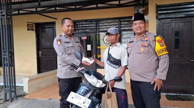 Polisi Lamongan gerak cepat melacak pemilik motor yang tergeletak di tepi jalan diduga ditinggalkan oleh pencuri. Polisi Lamongan gerak cepat melacak pemilik motor yang tergeletak di tepi jalan diduga ditinggalkan oleh pencuri.
