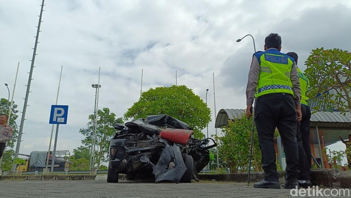 Polisi melakukan olah TKP dengan metode TAA di kasus laka maut Gus Hilman di Tol Paspro