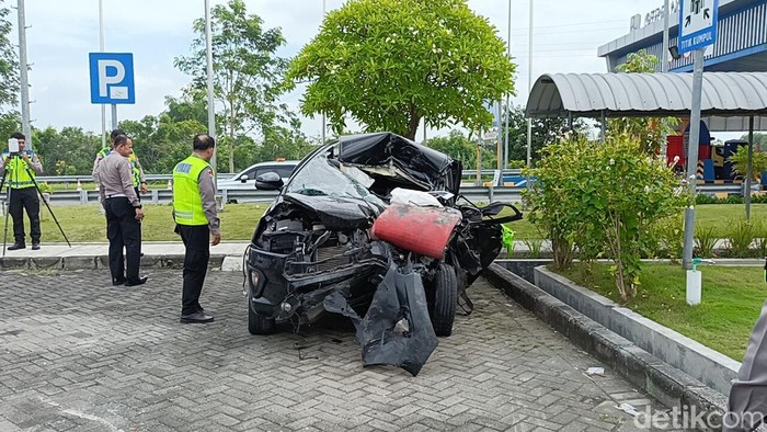 Polisi melakukan olah TKP dengan metode TAA di kasus laka maut Gus Hilman di Tol Paspro