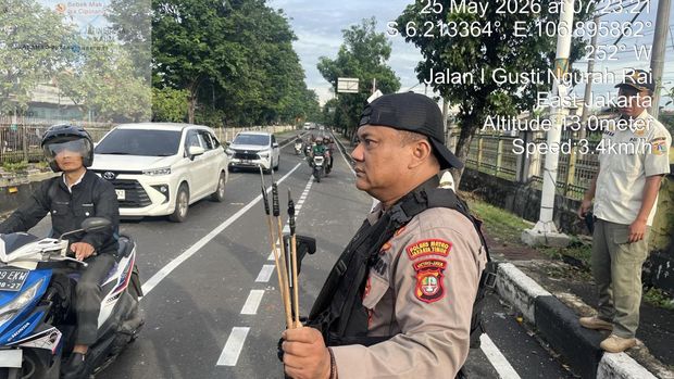 Polisi membubarkan tawuran di Jalan I Gusti Ngurah Rai dekat Stasiun Klender, Jakarta Timur.