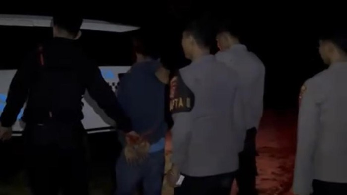 Polisi menangkap pemuda di Kendari setelah membakar rumah orang tuanya.