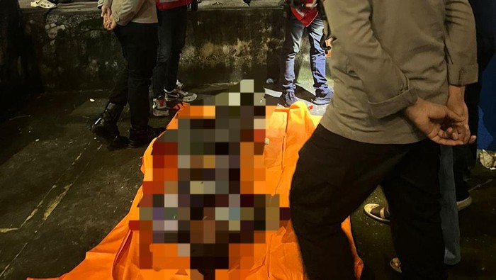 Polisi mendatangi TKP dan mengevakuasi jenazah korban ke RS Bhayangkara Palembang