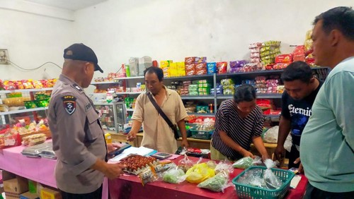 Polisi mengecek toko kelontong lokasi pencurian uang modus hipnotis dari warga asing di Banjar Serokadan, Desa Abuan, Kecamatan Susut, Bangli, Senin (18/5/2026). (Dok Polres Bangli)