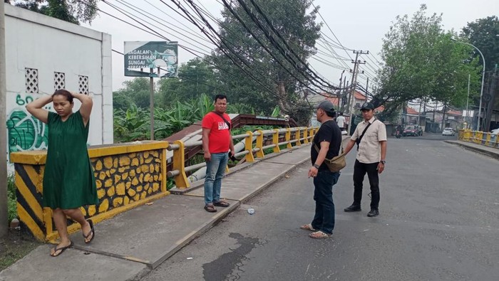 Polisi saat melalukan olah tkp usai peristiwa penembakan fo Krikilan Driyorejo