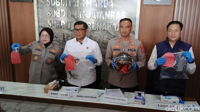 Polisi saat memperlihatkan barang bukti yang dipakai pemuda untuk menembak PNS di Lampung