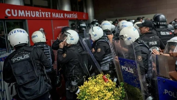 Polisi Turki menggerebek kantor pusat Partai Rakyat Republik (CHP) di Ankara (Adem ALTAN/AFP)
