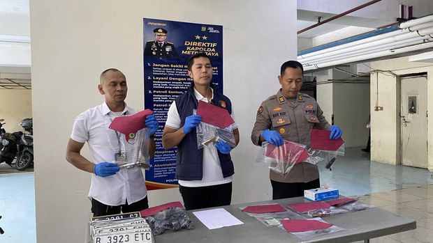 Polres Depok menangkap komplotan begal bersenjata api.