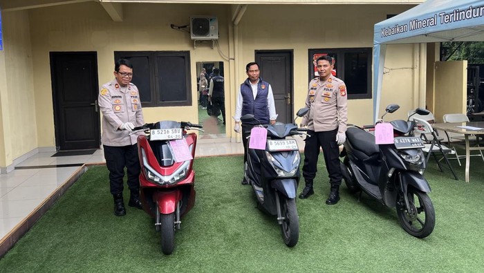 Polsek Cilandak menangkap maling motor yang menyamar bekerja di lapak pecel lele.