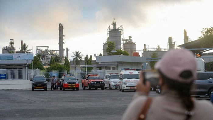 Polisi berjaga di depan area pabrik pascaledakan di PT Merak Chemical Indonesia (MCCI), Kota Cilegon, Banten, Senin (25/5/2026). Pihak PT Merak Chemical Indonesia (MCCI) menyebut ledakan di area pabrik tersebut terjadi pada pukul 12.30 WIB dan hingga