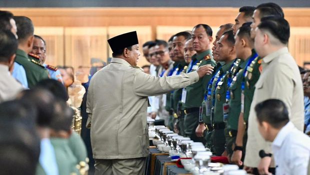 Presiden Prabowo Subianto memberikan taklimat kepada 1.095 perwira siswa Sesko TNI dan Sespimti Polri, perwira siswa Sesko AD, AL, AU; dan Sespimmen Polri. (Muchlis Jr - Biro Pers Setpres)