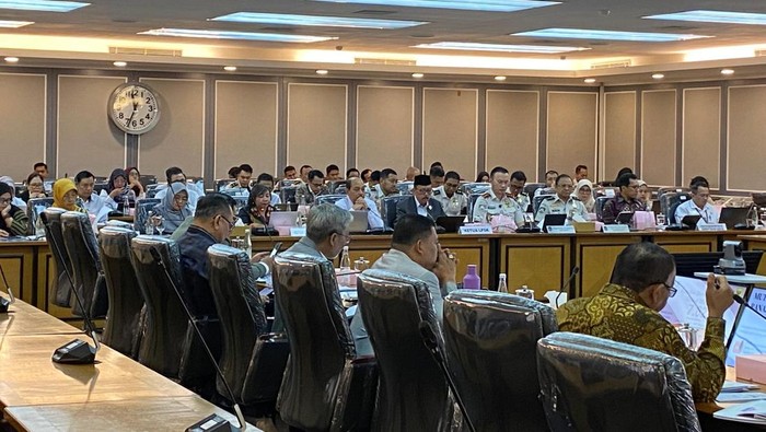 Direktur Jenderal Imigrasi Kemenimipas, Hendarsam Marantoko, rapat kerja dengan Komisi XIII DPR di kompleks parlemen, Senayan, Jakarta Pusat, Senin (25/5/2026).