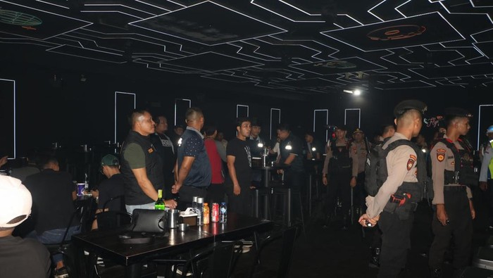 Polisi saat menggelar razia di THM Kota Medan