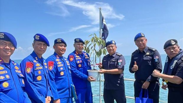 Rendezvous Polda Riau dan Polisi Malaysia perkuat keamanan maritim di Selat Malaka, Senin (25/5/2026).