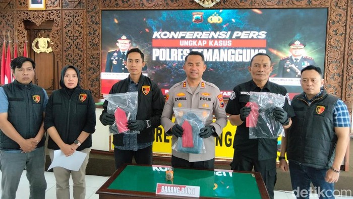 Barang bukti kekerasan seksual yang dilakukan dua pelaku terhadap korbannya, Senin (25/5/2026).
