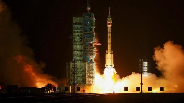 Roket Long March 2F yang membawa wahana antariksa Shenzhou-23 dengan astronot Zhu Yangzhu, Zhang Zhiyuan, dan Lai Ka-ying, yang merupakan astronot pertama dari Hong Kong, lepas landas menuju stasiun ruang angkasa Tiangong di Tiongkok dari landasan peluncuran di Pusat Peluncuran Satelit Jiuquan, dekat Jiuquan, provinsi Gansu, Tiongkok, 24 Mei 2026. Roket Long March 2F yang membawa wahana antariksa Shenzhou-23 dengan astronot Zhu Yangzhu, Zhang Zhiyuan, dan Lai Ka-ying, yang merupakan astronot pertama dari Hong Kong, lepas landas menuju stasiun ruang angkasa Tiangong di Tiongkok dari landasan peluncuran di Pusat Peluncuran Satelit Jiuquan, dekat Jiuquan, provinsi Gansu, Tiongkok, 24 Mei 2026. (REUTERS/Maxim Shemetov)